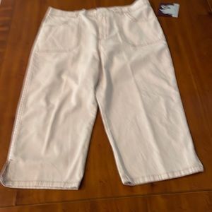 Gloria, Vanderbilt cotton Capri, petite pants, size 14P